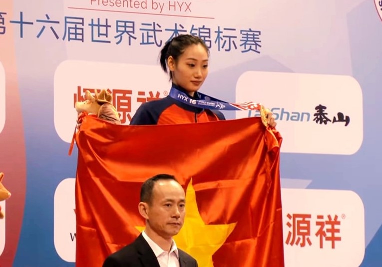 Võ sĩ Đặng Trần Phương Nhi giành 2 HCV ở giải vô địch Wushu thế giới 2023. (Nguồn ảnh: Lấy từ báo VOV Thể thao)
